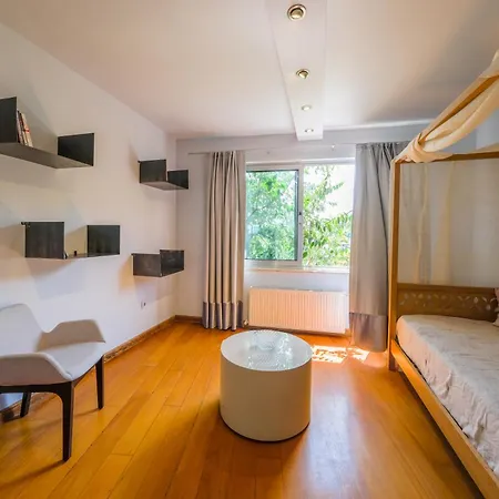 Maison Detroit Iconic 3br Triplex With Great Views