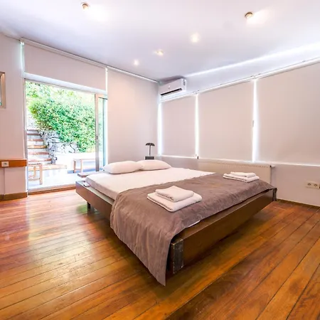 Maison Detroit Iconic 3br Triplex With Great Views