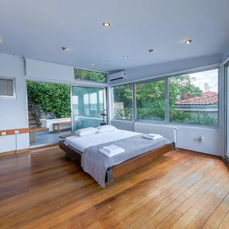 Maison Detroit Iconic 3br Triplex With Great Views