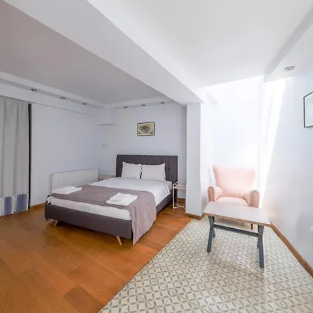 Maison Detroit Iconic 3br Triplex With Great Views